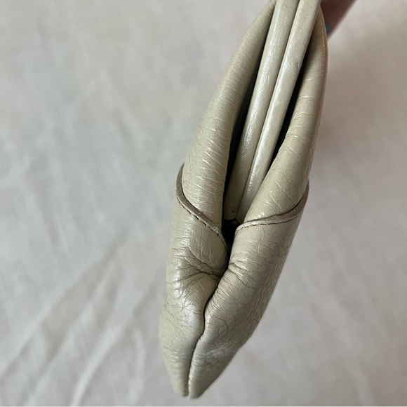 VTG Saber Cream Leather Clutch - circa 1960s - Picture 4 of 14